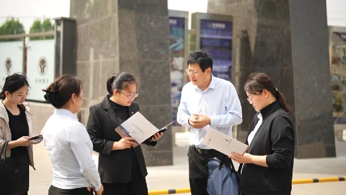 區領導調研綠色建材產業鏈發展 天意科技光伏清掃機器人成亮點
