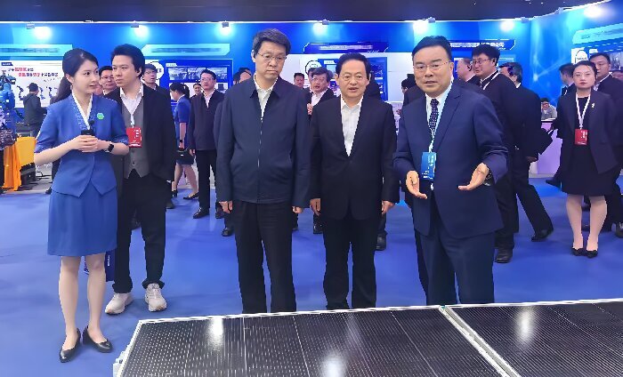 當機器人學會“擦亮陽光”丨天意機械光伏清潔